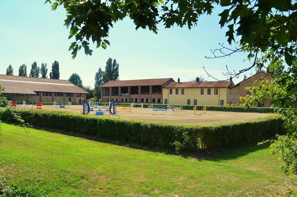 Agriturismo Borgo San Francesco Basiglio Exteriör bild